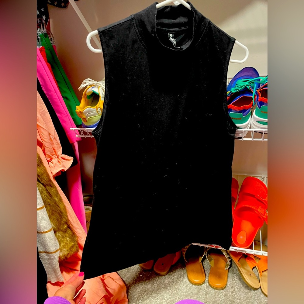 Athleta mock neck sleeveless shirt